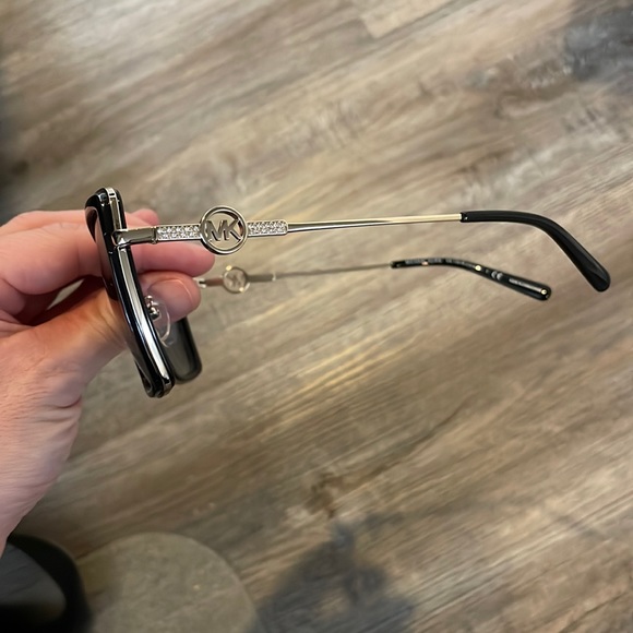 Michael kors Sunglasses - Picture 4 of 6